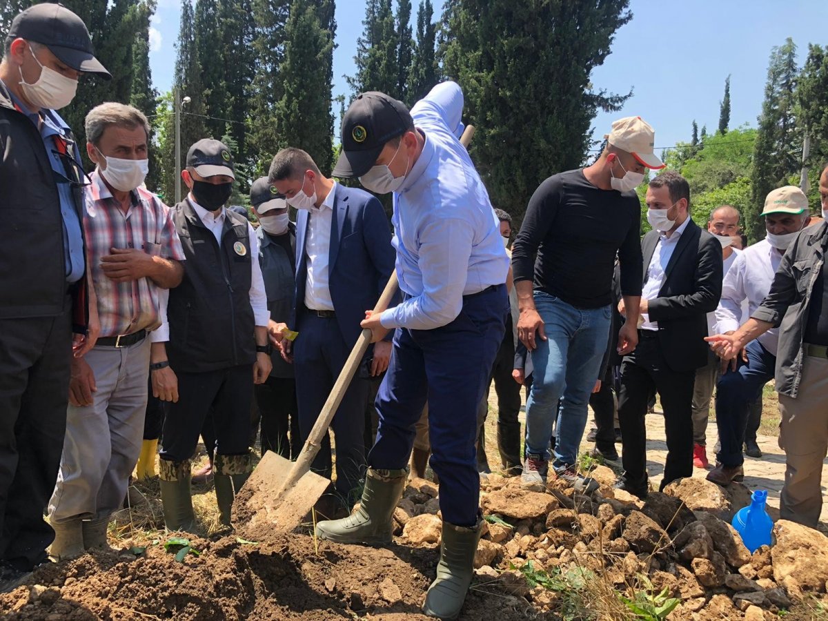 i Bursa'da selde ölen kızın tabutunu bakanlar taşıdı