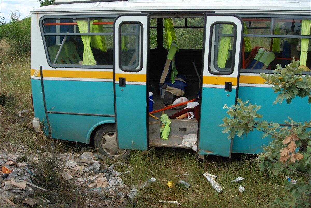 a Çanakkale’de işçi taşıyan minibüs savruldu: 13 yaralı