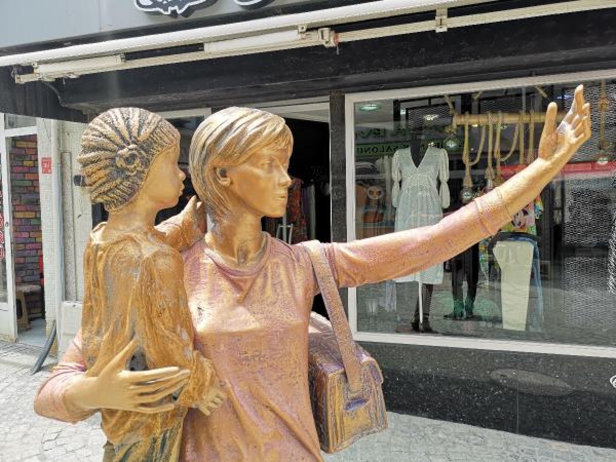 Edirne'de selfie yapan kadın heykelinin telefonu çalındı