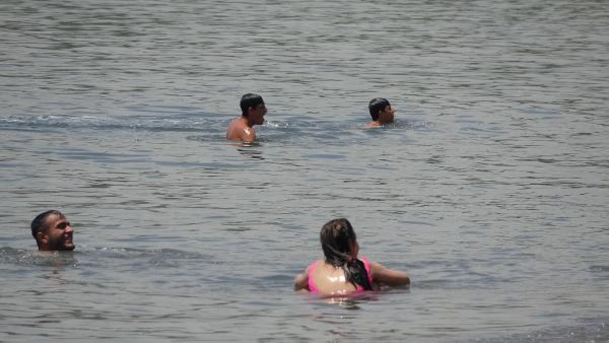 Kocaeli'de derenin kirlettiği plajda yüzdüler