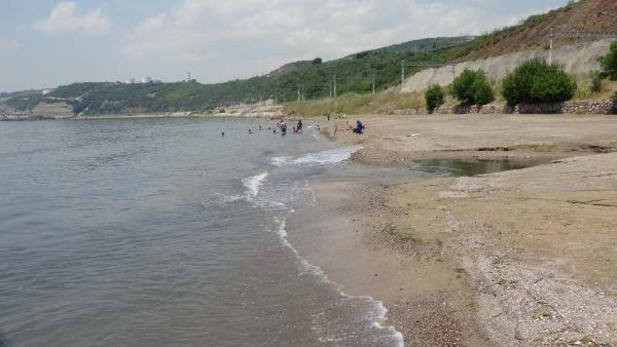 Kocaeli'de derenin kirlettiği plajda yüzdüler