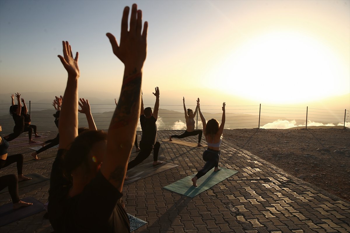 Antalya'da 2 bin 365 metre yükseklikte yoga yaptılar