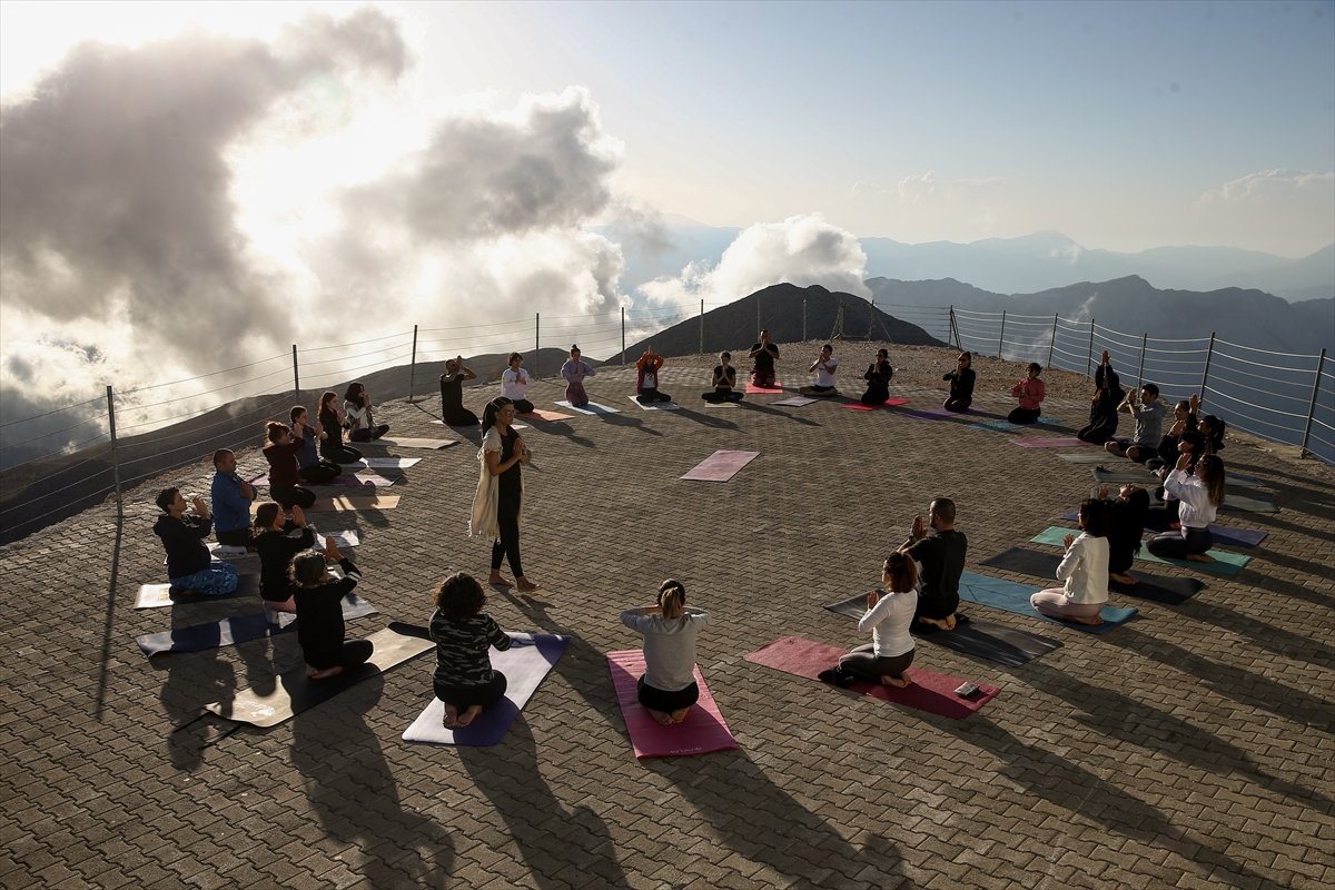 Antalya'da 2 bin 365 metre yükseklikte yoga yaptılar