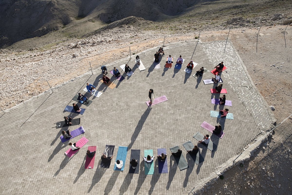 Antalya'da 2 bin 365 metre yükseklikte yoga yaptılar