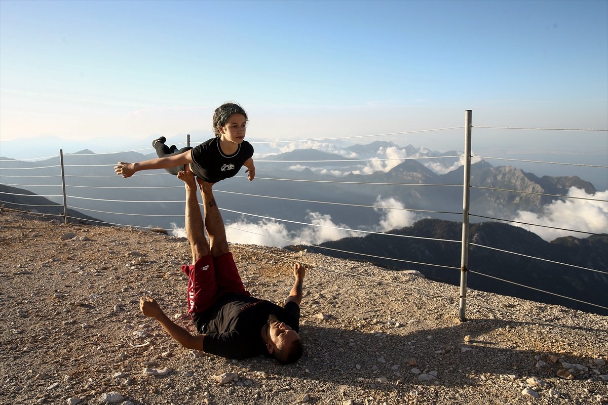Antalya'da 2 bin 365 metre yükseklikte yoga yaptılar