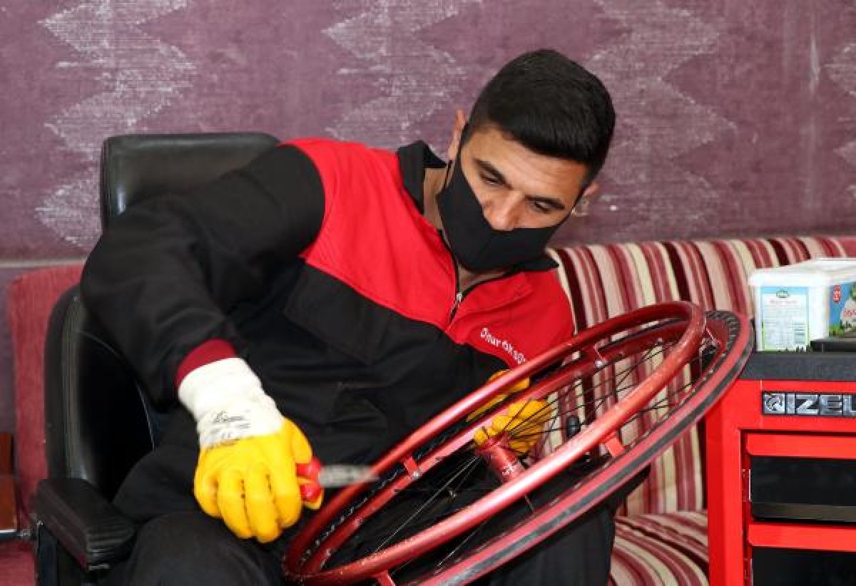 Van'da, kendisi gibi engellilerin araçlarını tamir ediyor