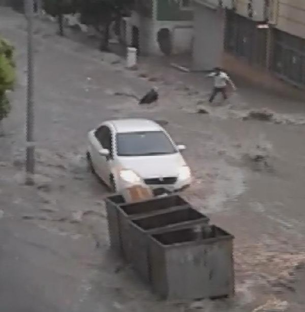 İstanbul'da suya kapılan kadının kurtarılma anı