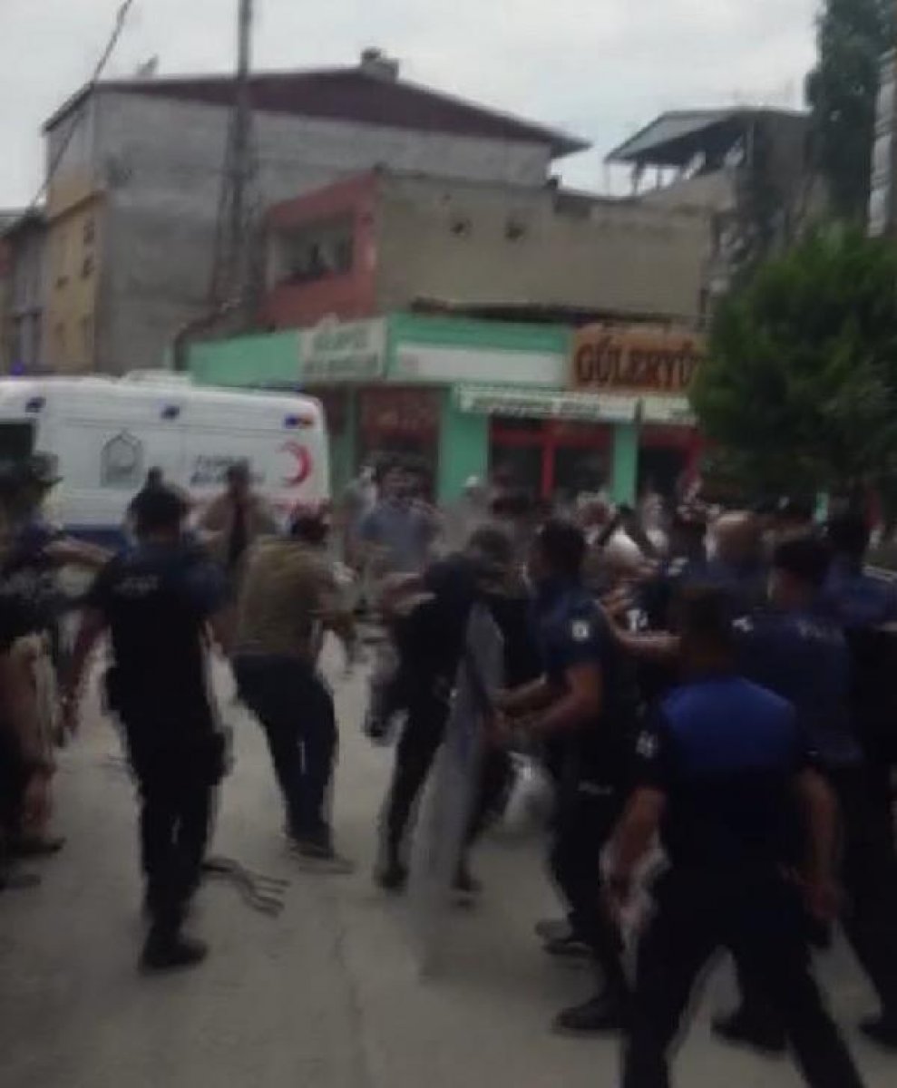 Bursa'da yıkım gerginliği: Polis ve zabıtaya saldırdılar