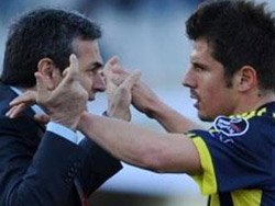 Emre'den Aykut Kocaman'a yumruk