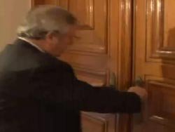 Yıldırım kapının azizliğine uğradı