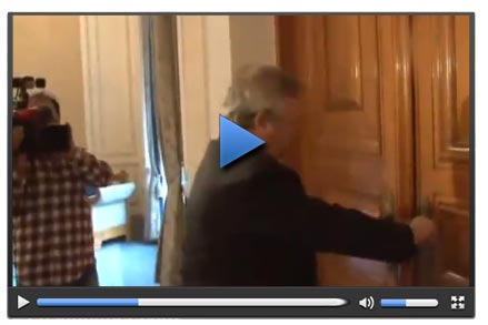 Yıldırım kapının azizliğine uğradı