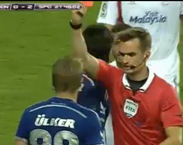 Rakibine tekme atan Caner kırmızı kart gördü - İZLE