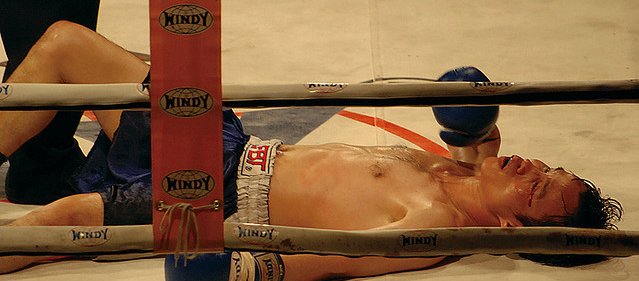 Muay Thai dövüşçüsünün titanyum kemiği hilesi