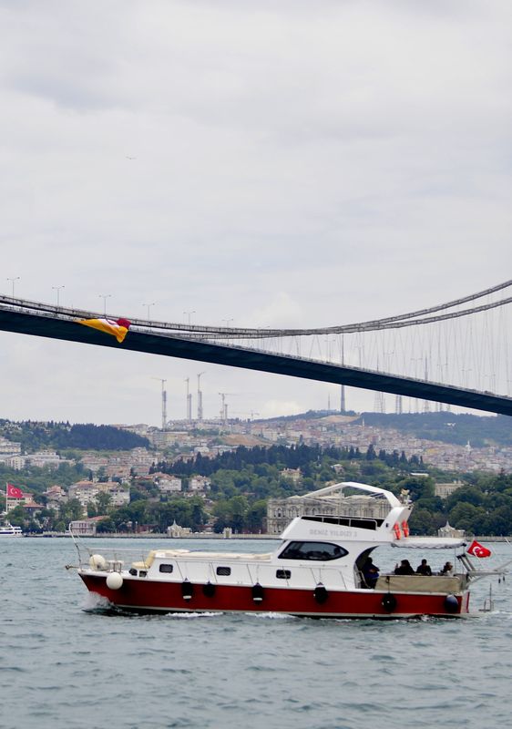 Boğaziçi Köprüsü'ne Galatasaray bayrağı asıldı