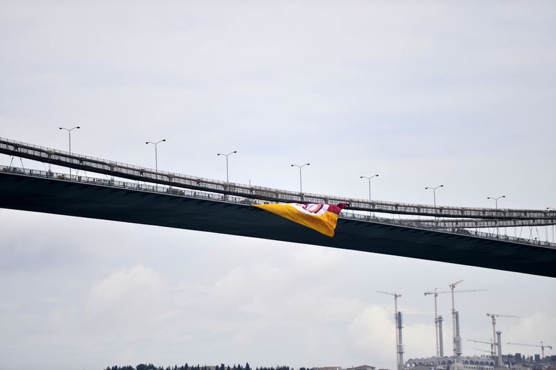 Boğaziçi Köprüsü'ne Galatasaray bayrağı asıldı