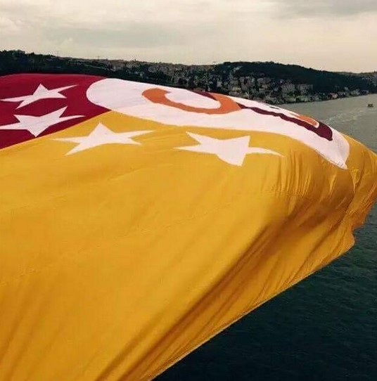 Boğaziçi Köprüsü'ne Galatasaray bayrağı asıldı