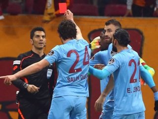 Salih Dursun'un hakemden kırmızı kartı çekip aldığı o an