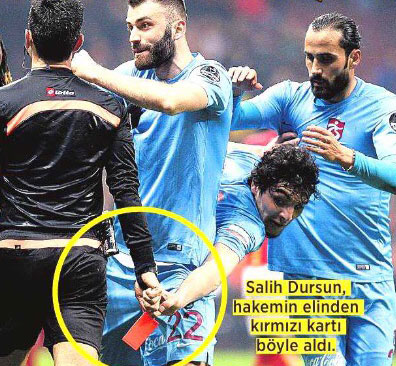 Salih Dursun'un hakemden kırmızı kartı çekip aldığı o an