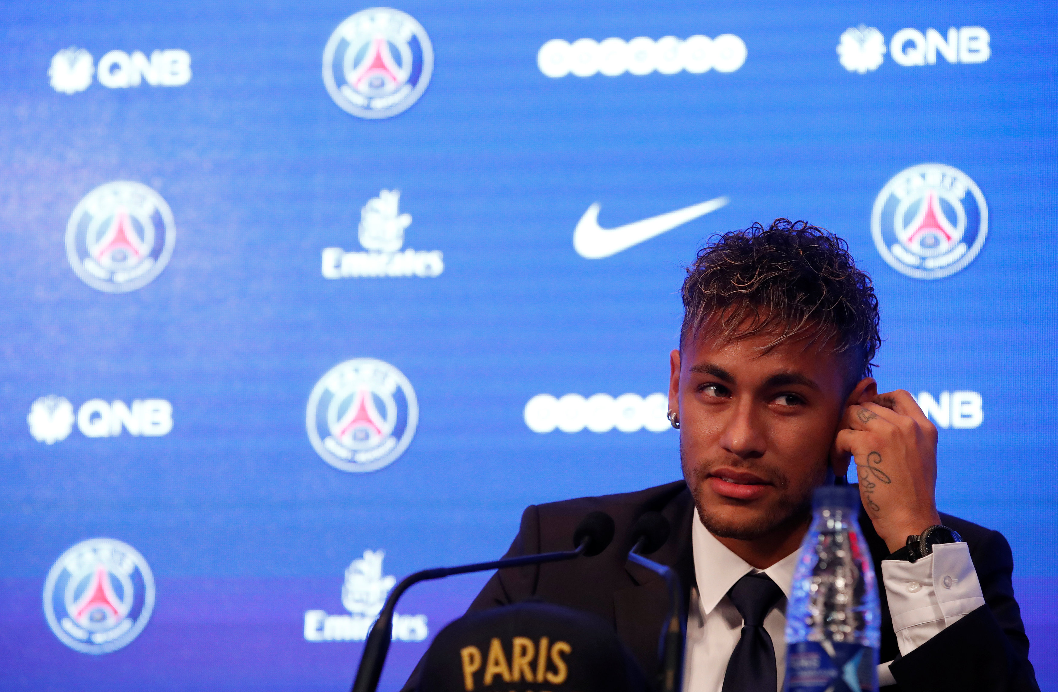 Neymar PSG'ye imzayı attı