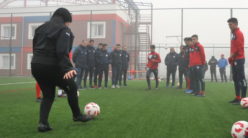 Futbolculara ölü yaprak dersi