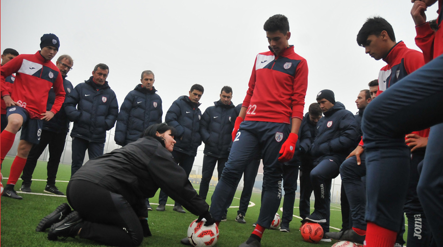 Futbolculara ölü yaprak dersi