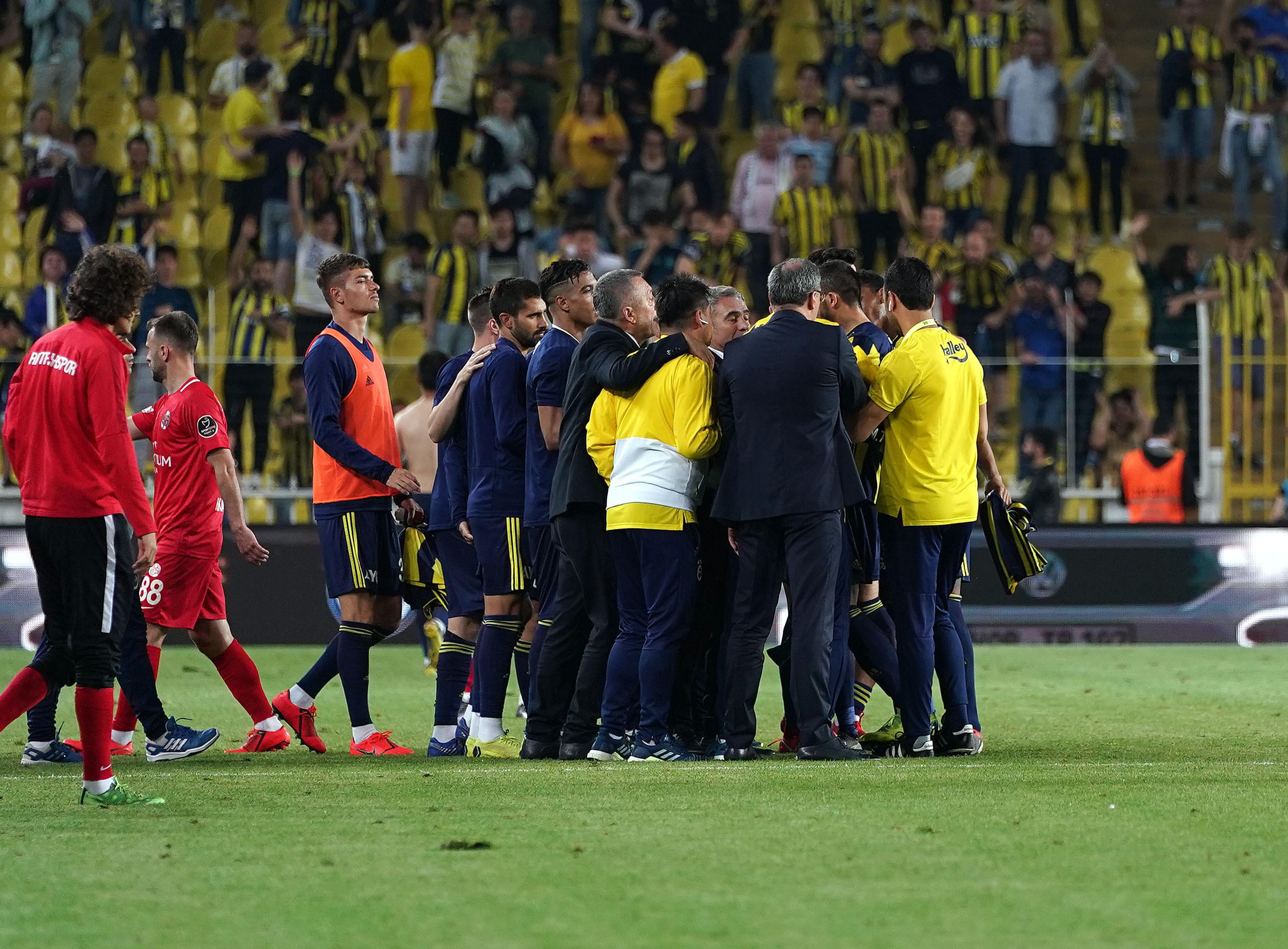Fenerbahçe'de Mehmet Topal ıslıklandı