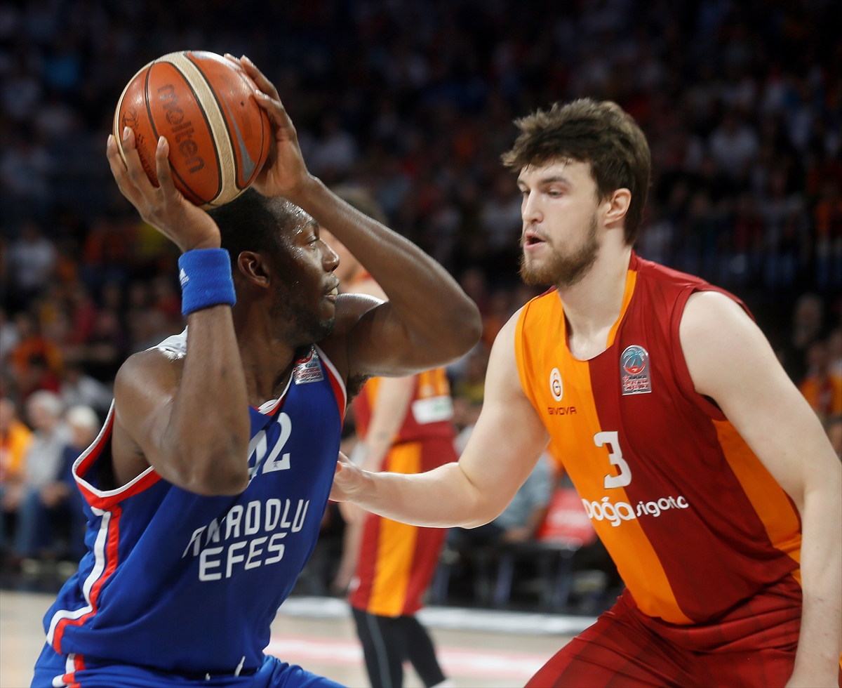 Anadolu Efes Süper Lig'de finalde