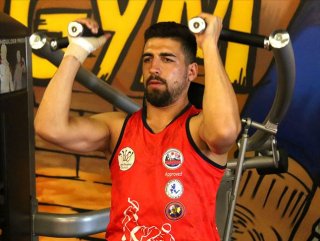 Avrupa şampiyonluğu için kırık parmakla çalışıyor