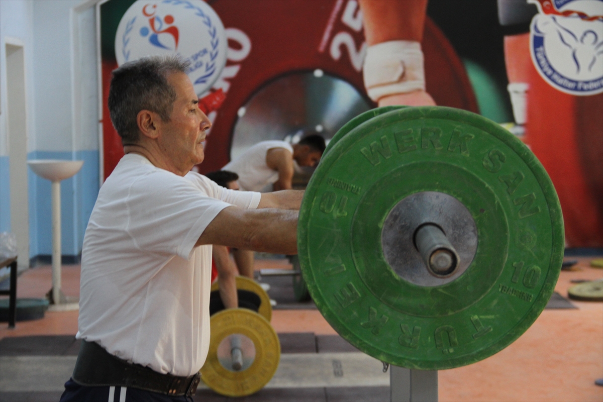 75 yaşındaki halterci dünya şampiyonluğunu hedefliyor