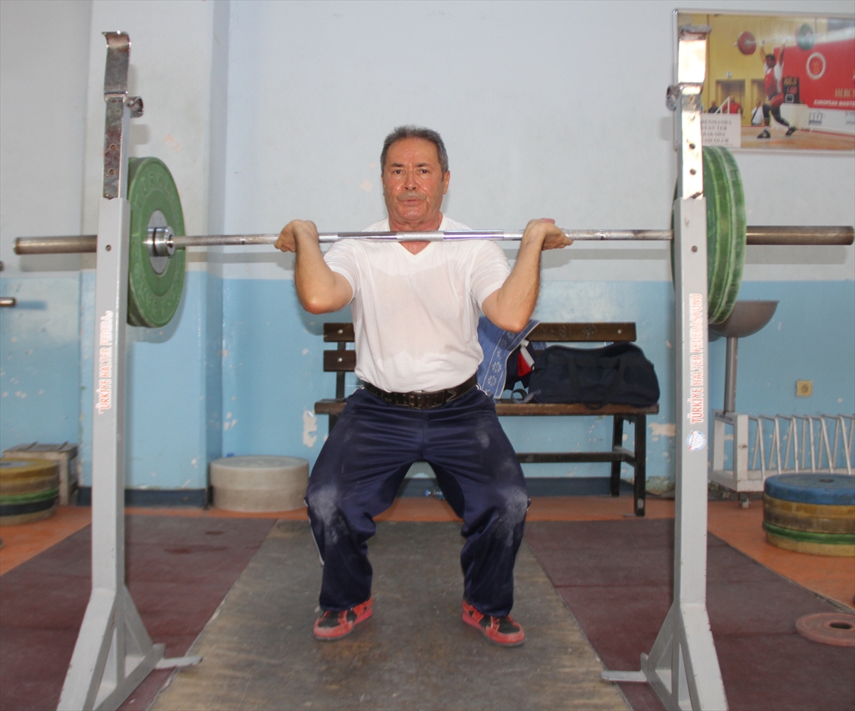 75 yaşındaki halterci dünya şampiyonluğunu hedefliyor