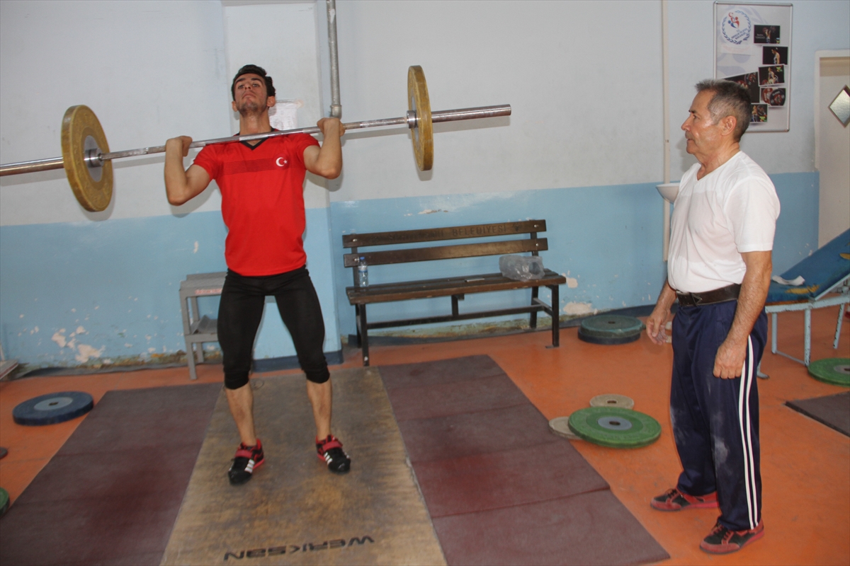 75 yaşındaki halterci dünya şampiyonluğunu hedefliyor