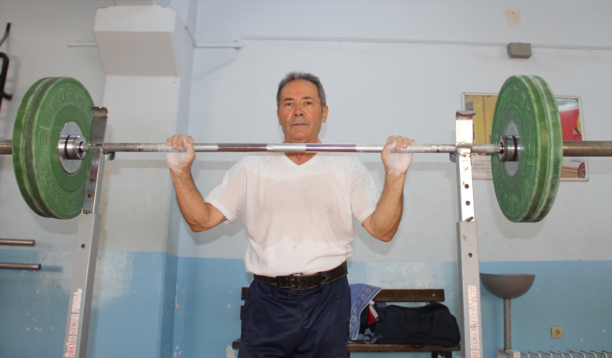 75 yaşındaki halterci dünya şampiyonluğunu hedefliyor