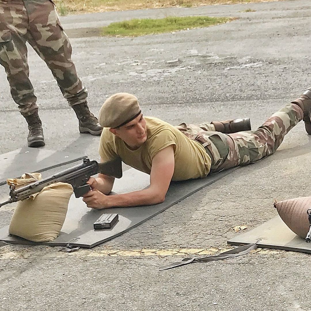 Necip Uysal'ın atış pozu