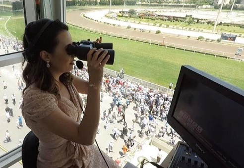 TJK TV sunucusu Esen Gök ilk kez at yarışını sundu