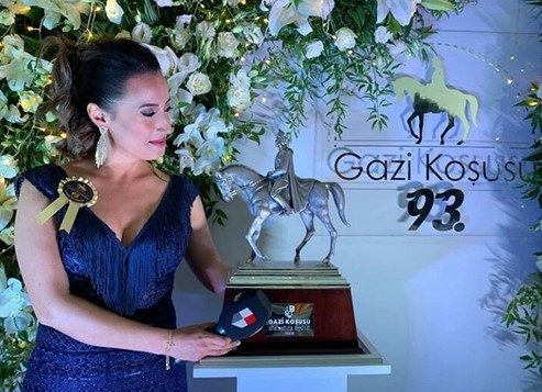 TJK TV sunucusu Esen Gök ilk kez at yarışını sundu