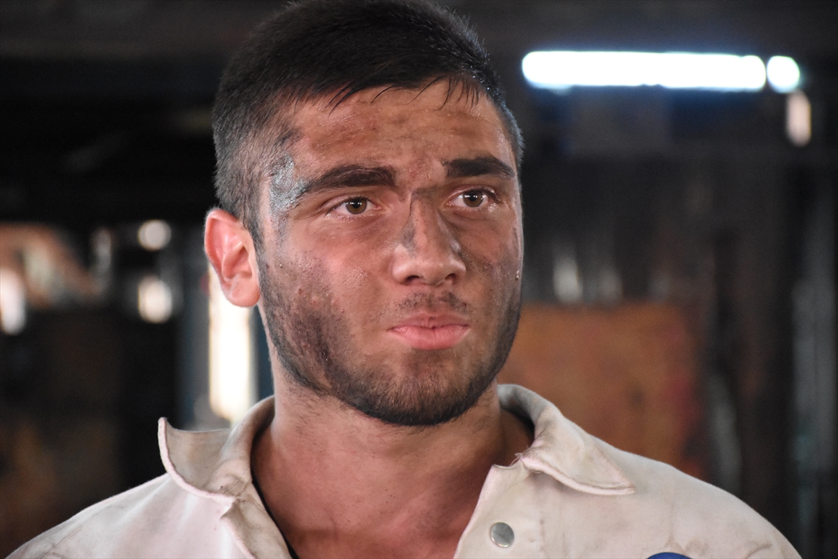 18 yaşındaki futbolcu, madenci oldu