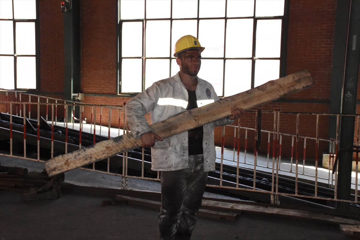 18 yaşındaki futbolcu, madenci oldu