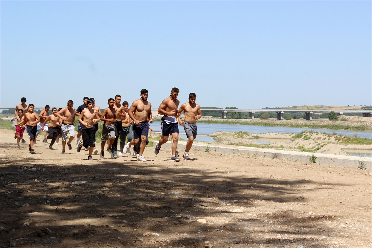 a Kırkpınar güreşlerine geleneksel yöntemle hazırlık