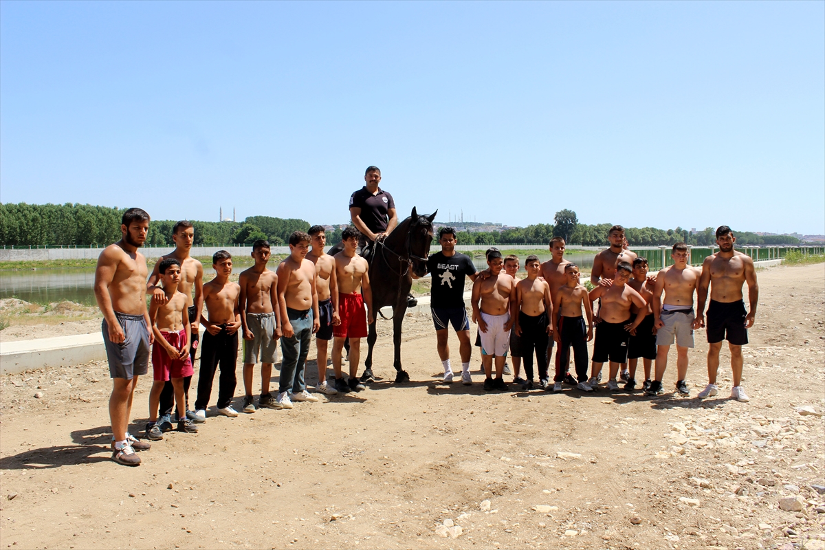 a Kırkpınar güreşlerine geleneksel yöntemle hazırlık