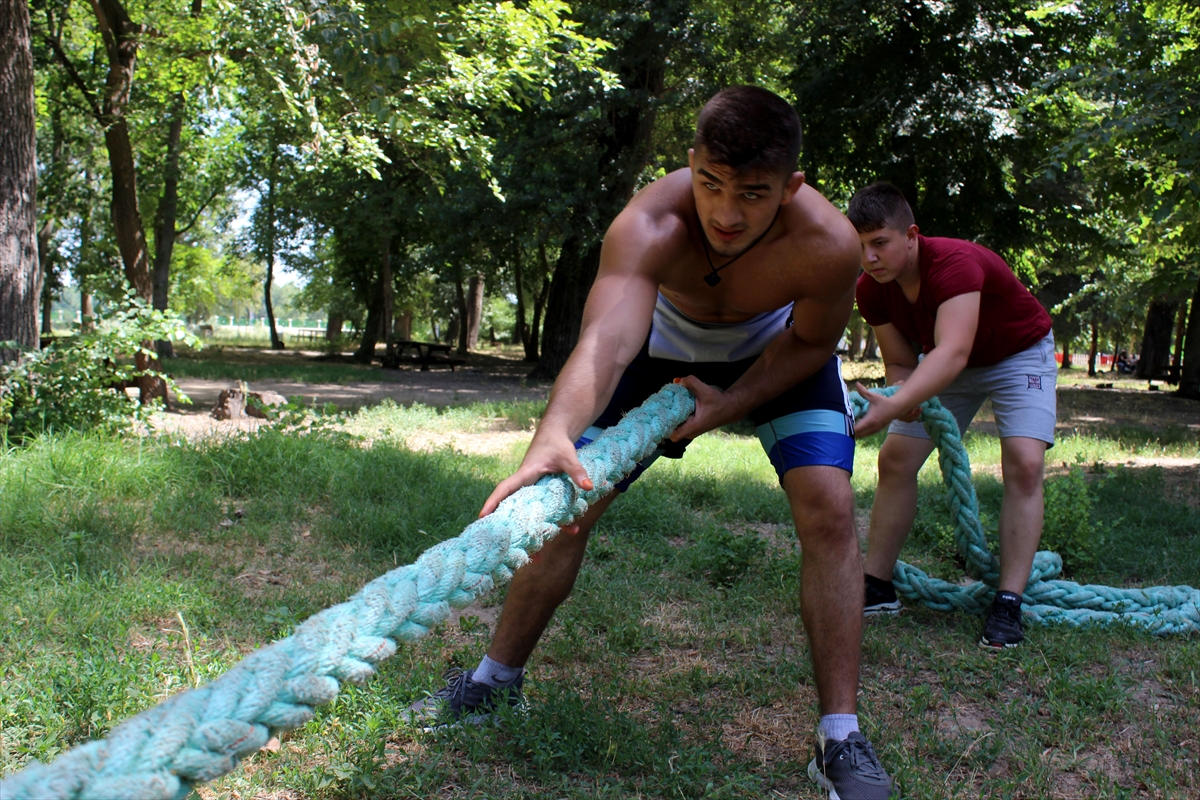 a Kırkpınar güreşlerine geleneksel yöntemle hazırlık