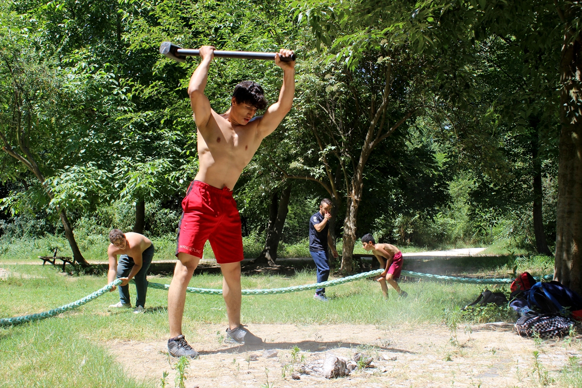 a Kırkpınar güreşlerine geleneksel yöntemle hazırlık