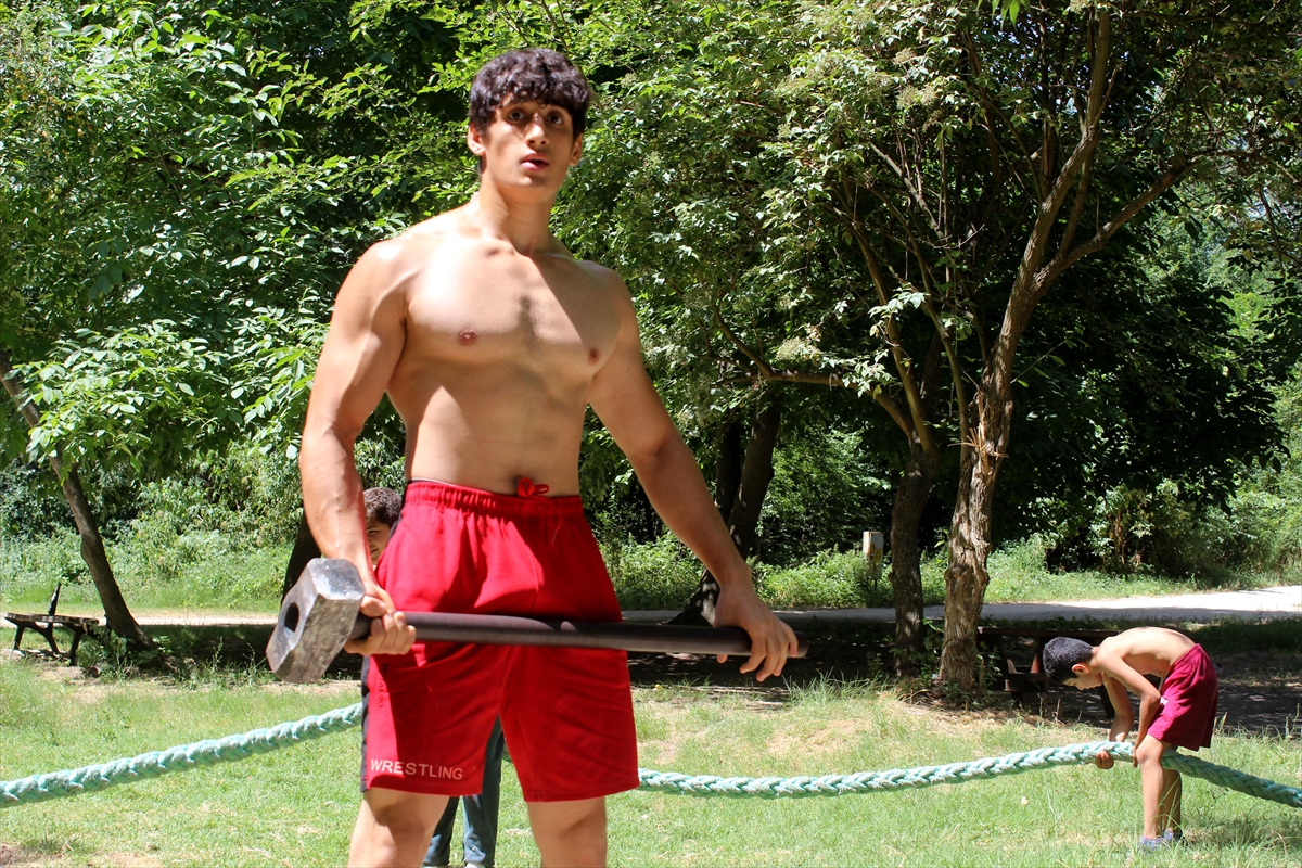 a Kırkpınar güreşlerine geleneksel yöntemle hazırlık