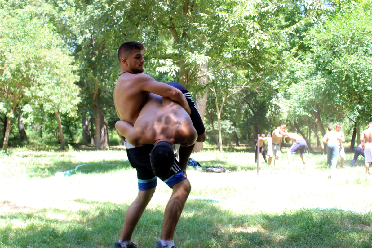 a Kırkpınar güreşlerine geleneksel yöntemle hazırlık