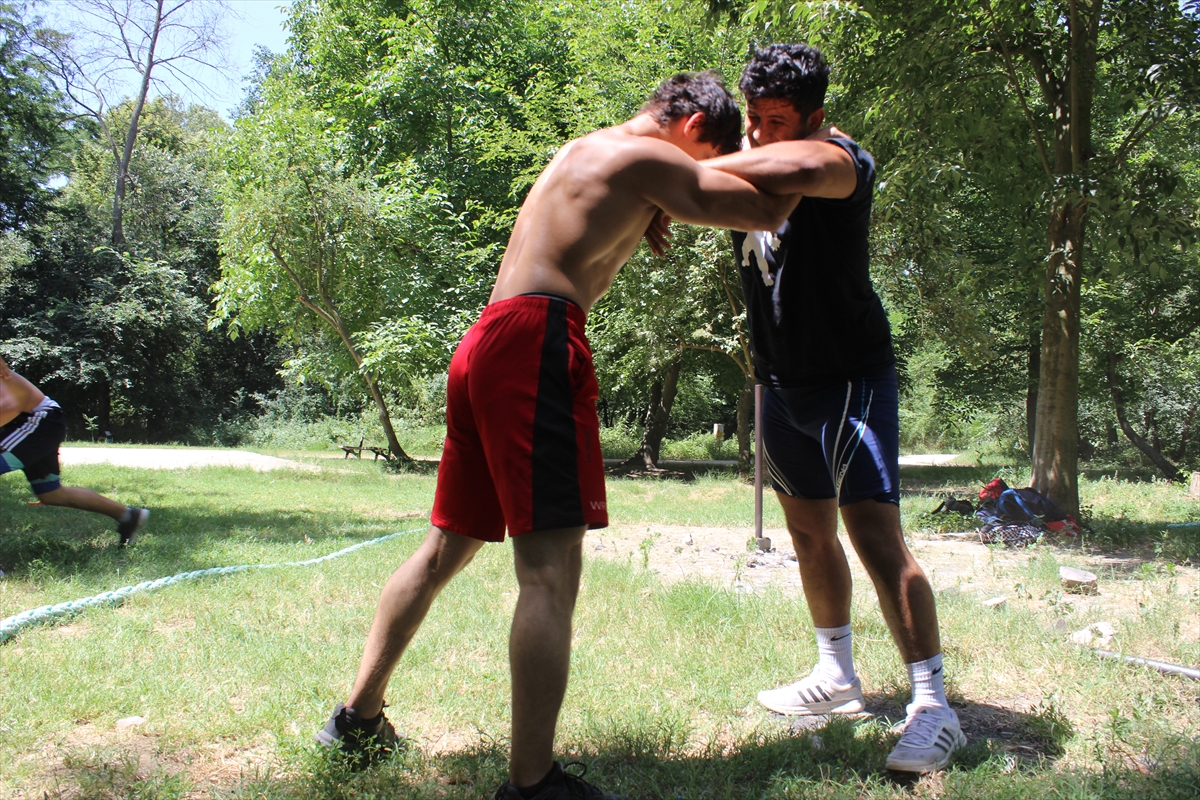 a Kırkpınar güreşlerine geleneksel yöntemle hazırlık