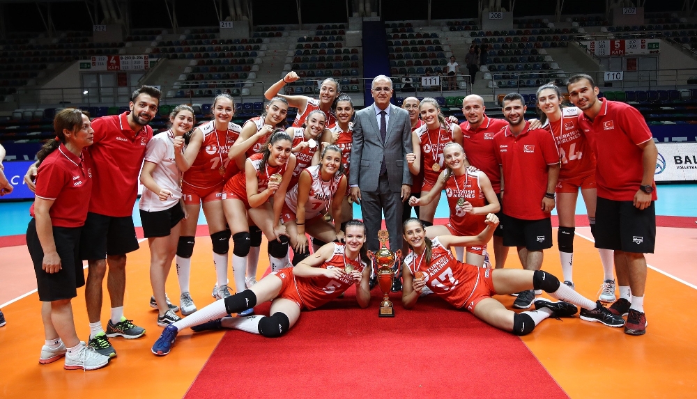 i Genç kız voleybolcular Balkan şampiyonu