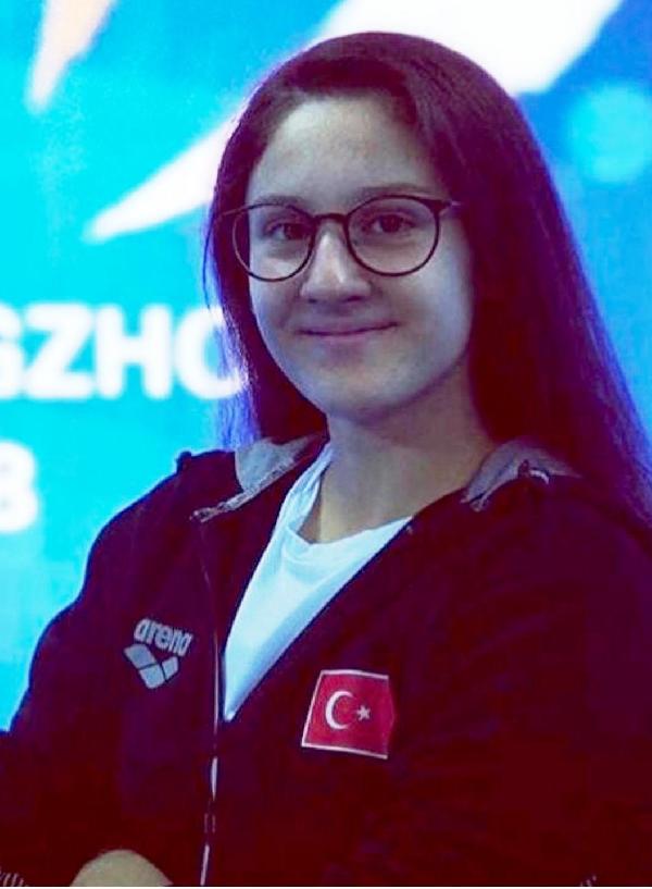 d Milli yüzücü Beril Böcekler Olimpiyat vizesi aldı