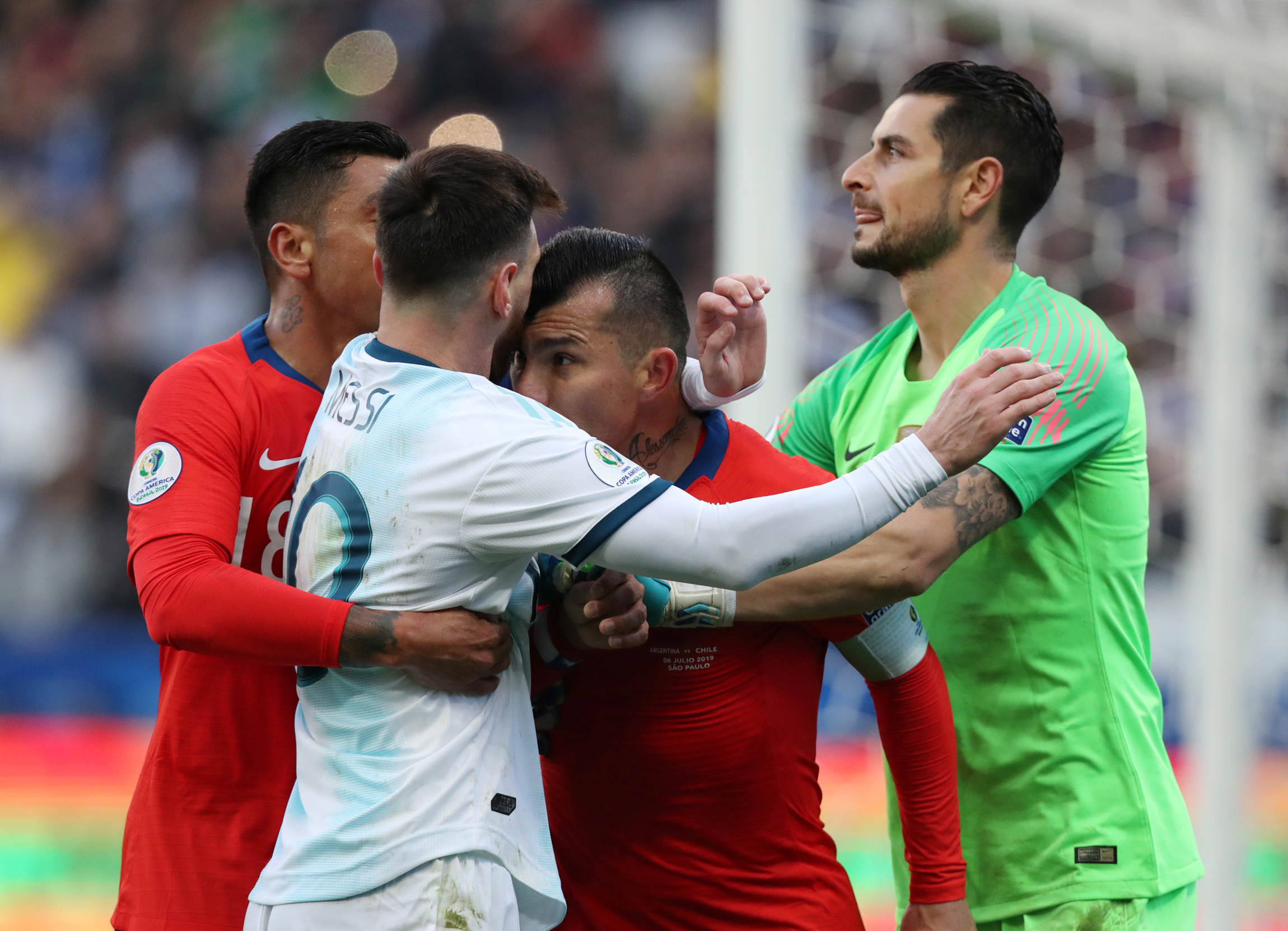 Arjantin-Şili maçında olay çıktı: Messi ve Medel atıldı