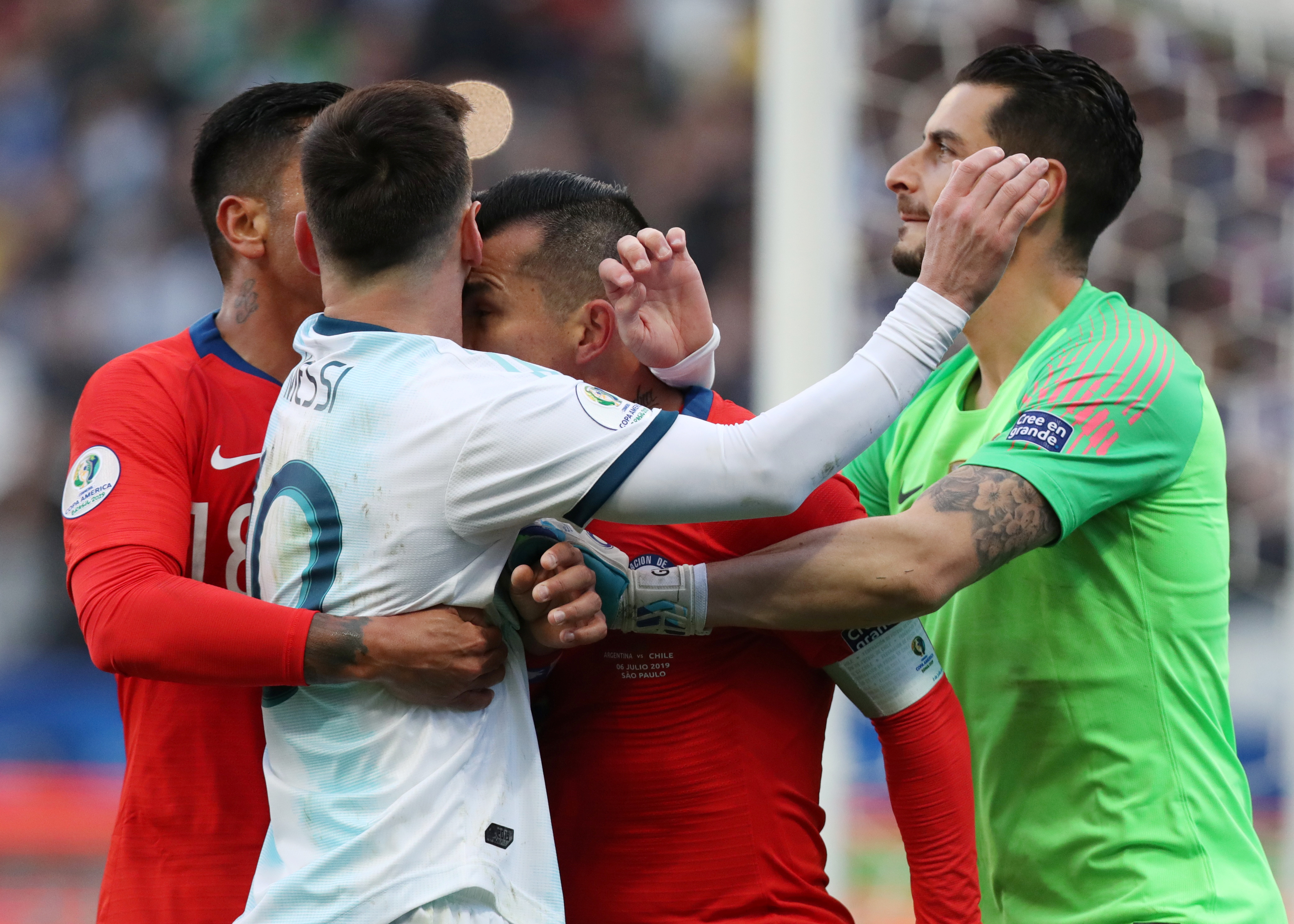 Arjantin-Şili maçında olay çıktı: Messi ve Medel atıldı