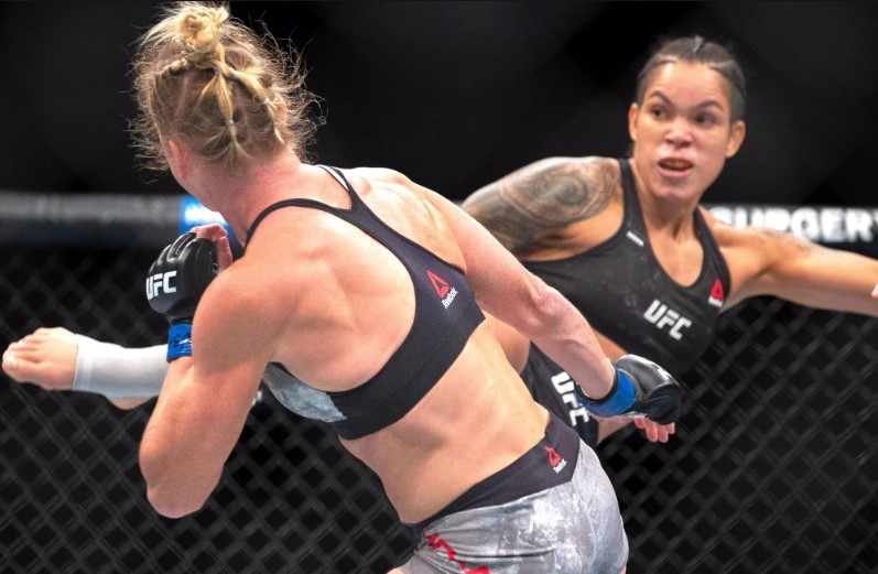 Amanda Nunes'in nakavt eden tekmesi