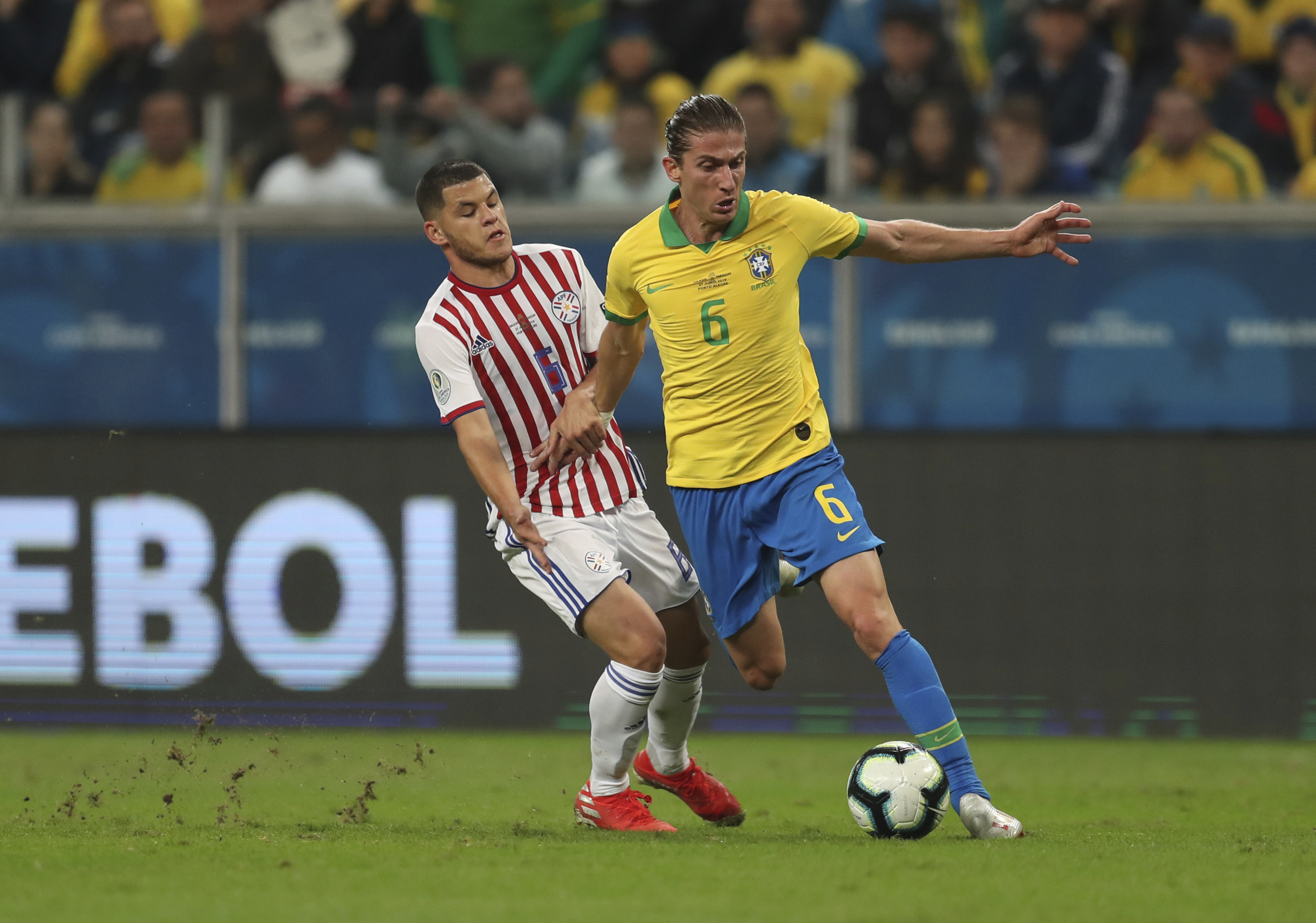 Adriano'nun yerine Filipe Luis